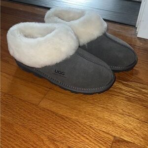 Women’s UGG sheep skin gray slippers with fur size 8 brand new
